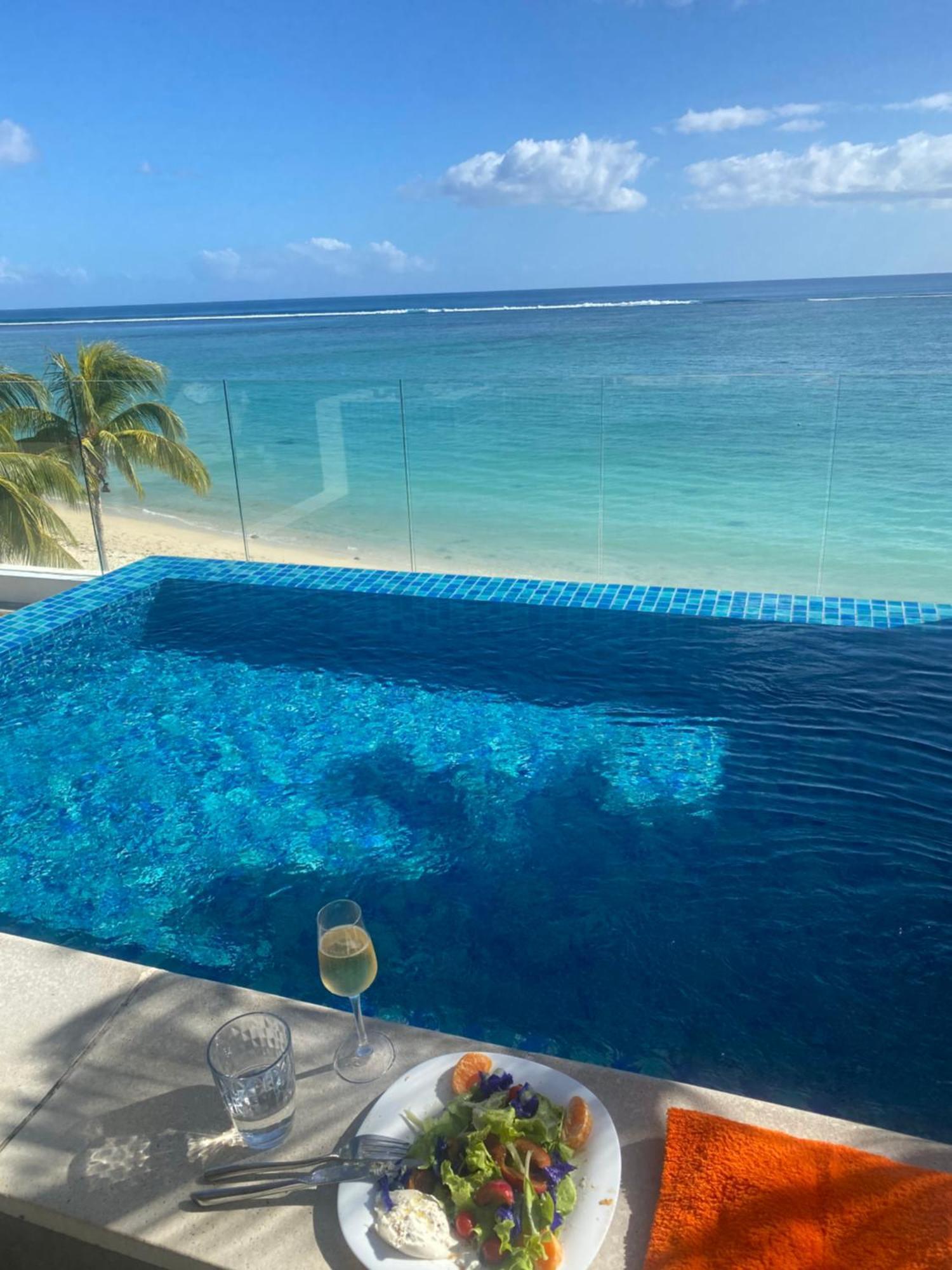 Cap Ouest Beachfront Luxury Penthouse & Apartment Flic-en-Flacq エクステリア 写真